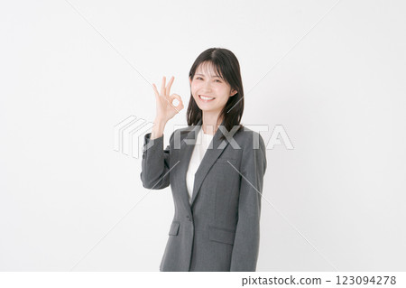 Smiling business woman 123094278