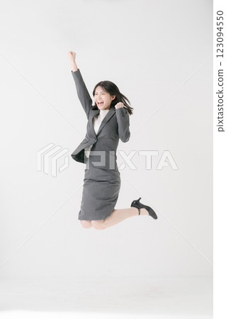 Business woman to jump 123094550