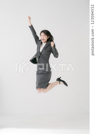 Business woman to jump 123094552