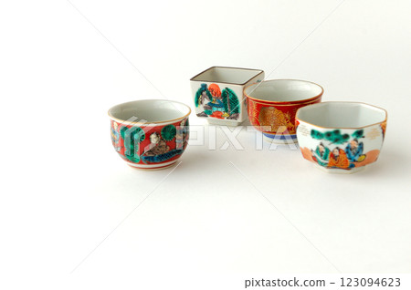 繪有唐子圖案的九谷燒酒杯 123094623