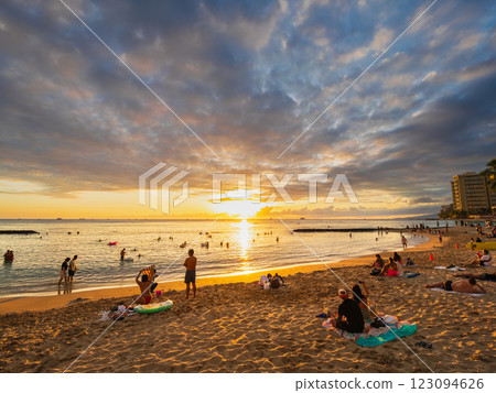 Sun set of Hawaii Waikiki Beach Sun set of Hawaii Waikiki Beach 123094626