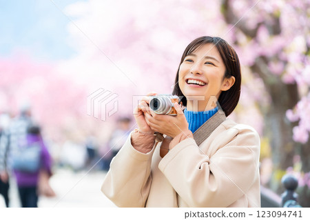 Kawazu cherry blossoms and a woman A woman sightseeing in Kawazu 123094741