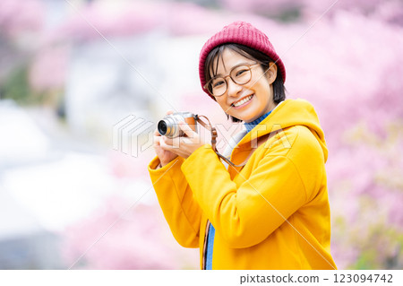 Kawazu cherry blossoms and a woman A woman sightseeing in Kawazu Kawazu cherry blossoms and a woman A woman sightseeing in Kawazu 123094742