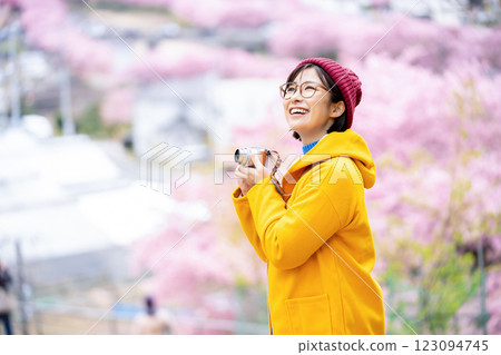 Kawazu cherry blossoms and a woman A woman sightseeing in Kawazu Kawazu cherry blossoms and a woman A woman sightseeing in Kawazu 123094745