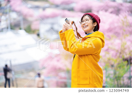 Kawazu cherry blossoms and a woman A woman sightseeing in Kawazu Kawazu cherry blossoms and a woman A woman sightseeing in Kawazu 123094749