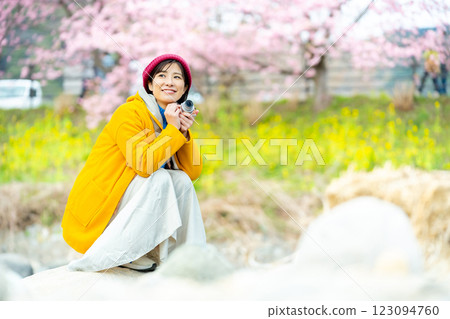 Kawazu cherry blossoms and a woman A woman sightseeing in Kawazu Kawazu cherry blossoms and a woman A woman sightseeing in Kawazu 123094760