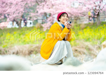 Kawazu cherry blossoms and a woman A woman sightseeing in Kawazu 123094764