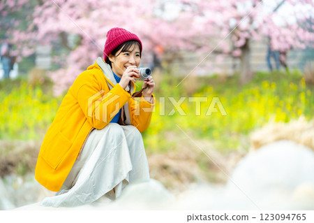 河津櫻花與女性 河津觀光女性 123094765