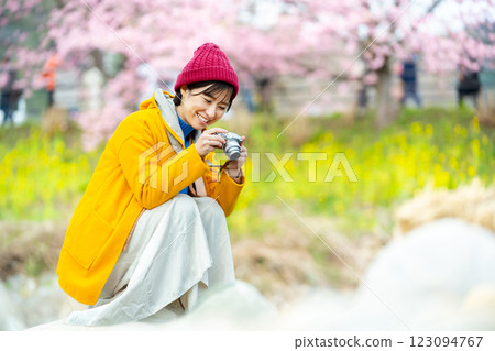 河津櫻花與女性 河津觀光女性 123094767