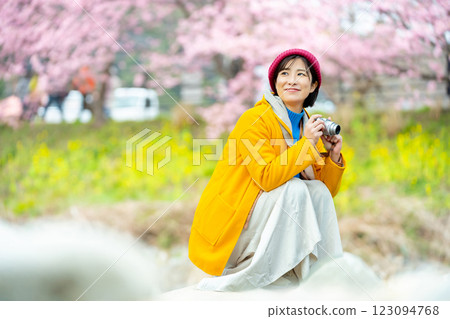 Kawazu cherry blossoms and a woman A woman sightseeing in Kawazu Kawazu cherry blossoms and a woman A woman sightseeing in Kawazu 123094768