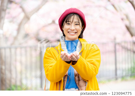 Kawazu cherry blossoms and a woman A woman sightseeing in Kawazu 123094775