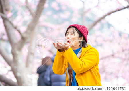 河津櫻花與女性 河津觀光女性 123094781