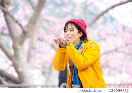 河津櫻花與女性 河津觀光女性 123094782