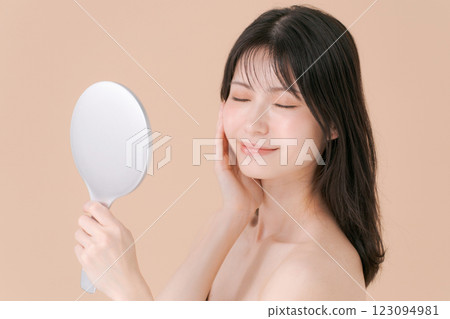 Woman looking in the mirror 123094981
