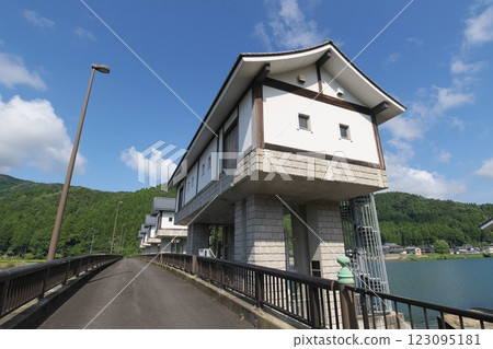 Asuwagawa headworker 123095181