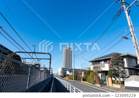 Looking towards Kokuryo Station along the Keio Line, blue winter sky, Kokuryo-cho, Chofu City, Tokyo Looking towards Kokuryo Station along the Keio Line, blue winter sky, Kokuryo-cho, Chofu City, Tokyo 123095219