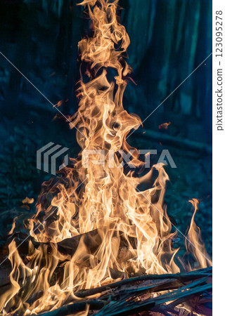 灼燒的火焰關閉 灼燒的火焰關閉 123095278