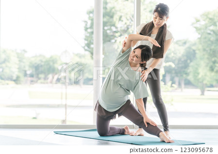 年輕孕婦在瑜珈課上做孕婦瑜珈 年輕孕婦在瑜珈課上做孕婦瑜珈 123095678