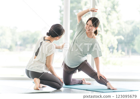 年輕孕婦在瑜珈課上做孕婦瑜珈 123095679