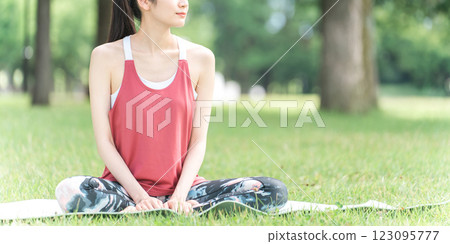 Women who do yoga classes, yoga and pilates in the park for health and diet Women who do yoga classes, yoga and pilates in the park for health and diet 123095777
