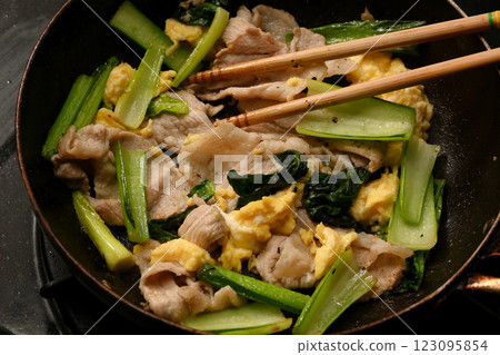 中式炒雞蛋配豬肉和日本芥末菠菜 123095854