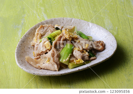 中式炒雞蛋配豬肉和日本芥末菠菜 123095856