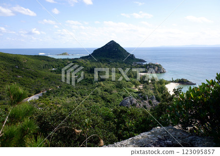 從沖繩縣伊是名島荒原禦岳眺望的景色 123095857