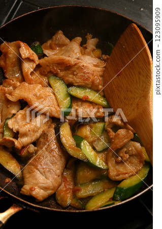 Cooking scene of stir-fried eggplant, cucumber, and pork with spicy miso 123095909