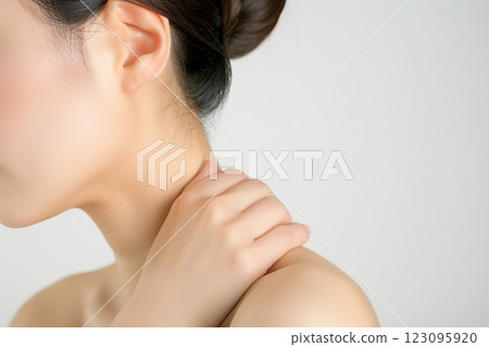 患有肩膀僵硬和頸部疼痛的日本人(頸部疼痛、疲勞、伏案工作、智慧型手機頸) 患有肩膀僵硬和頸部疼痛的日本人(頸部疼痛、疲勞、伏案工作、智慧型手機頸) 123095920