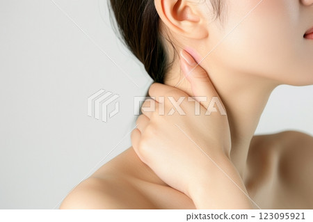 患有肩膀僵硬和頸部疼痛的日本人(頸部疼痛、疲勞、伏案工作、智慧型手機頸) 患有肩膀僵硬和頸部疼痛的日本人(頸部疼痛、疲勞、伏案工作、智慧型手機頸) 123095921