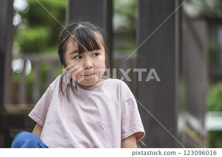 Elementary school student with a straight face 123096016