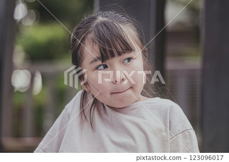 Elementary school student with a straight face 123096017