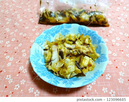 Chinese cabbage pickled in salted kelp 123096685