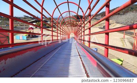 公園裡的長滑梯 公園裡的長滑梯 123096687