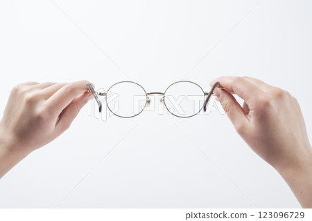 Woman's hand holding glasses 123096729