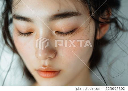 日本女人睡在床上的肖像（睡覺，打瞌睡，睡覺，睡個好覺，休息） 123096802