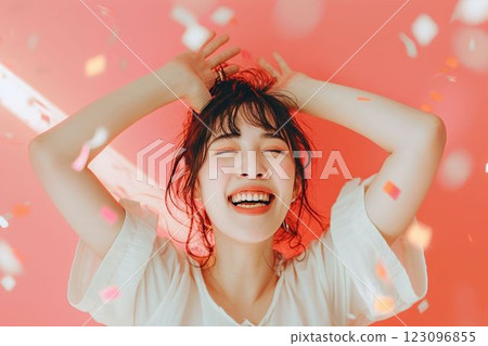 一位幸福微笑的日本女人的肖像(模特,日本人,亞洲人) 一位幸福微笑的日本女人的肖像(模特,日本人,亞洲人) 123096855