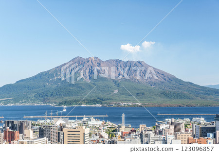 鹿兒島縣鹿兒島市櫻島,從城山公園展望台眺望噴發的景色 鹿兒島縣鹿兒島市櫻島,從城山公園展望台眺望噴發的景色 123096857