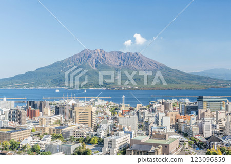 鹿兒島縣鹿兒島市櫻島，從城山公園展望台眺望噴發的景色 123096859