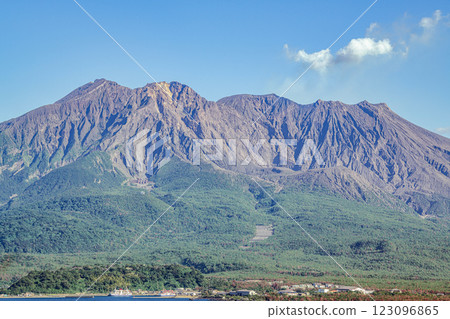 從鹿兒島縣鹿兒島市城山公園的觀景台望去，櫻島冒出濃煙（特寫） 123096865