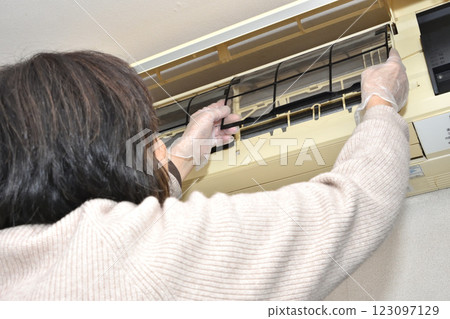 空調濾清器清潔、更換、維護影像 123097129