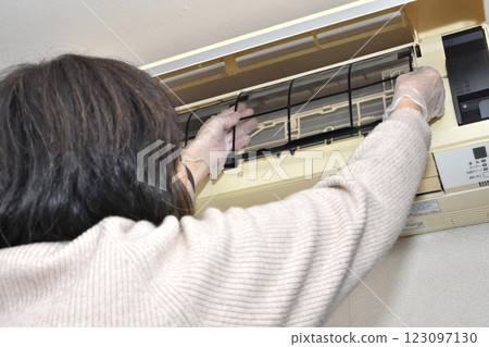 空調濾清器清潔、更換、維護影像 123097130