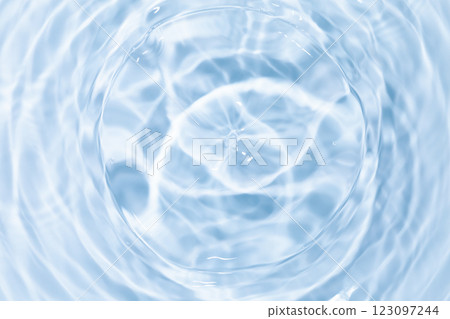 水滴落在水面上。 水滴落在水面上。 123097244