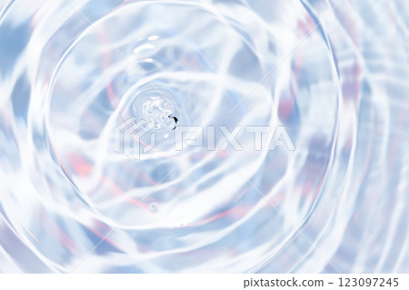 水滴落在水面上。 123097245