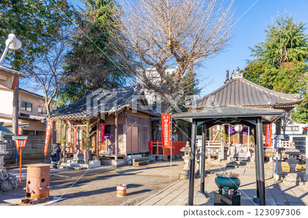 章魚藥師如來、舞台八幡神社：相傳1611年（慶長16年），有一隻章魚附著在觀世音菩薩身上，被沖到了這片土地上。 123097306