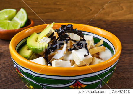 墨西哥菜 Sopa de Tortilla (Sopa Azteca) 墨西哥菜 Sopa de Tortilla (Sopa Azteca) 123097448