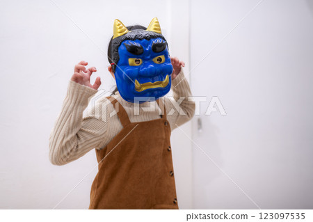 戴著藍色鬼面具慶祝節分的孩子們 123097535