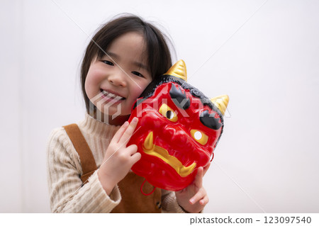 戴著紅色鬼面具享受節分的孩子們 123097540