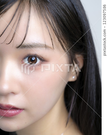 化妝、粉底、刷子和粉餅的女人 123097586
