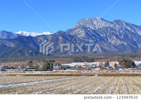 冬季安曇野鄉村和北阿爾卑斯山 123097610